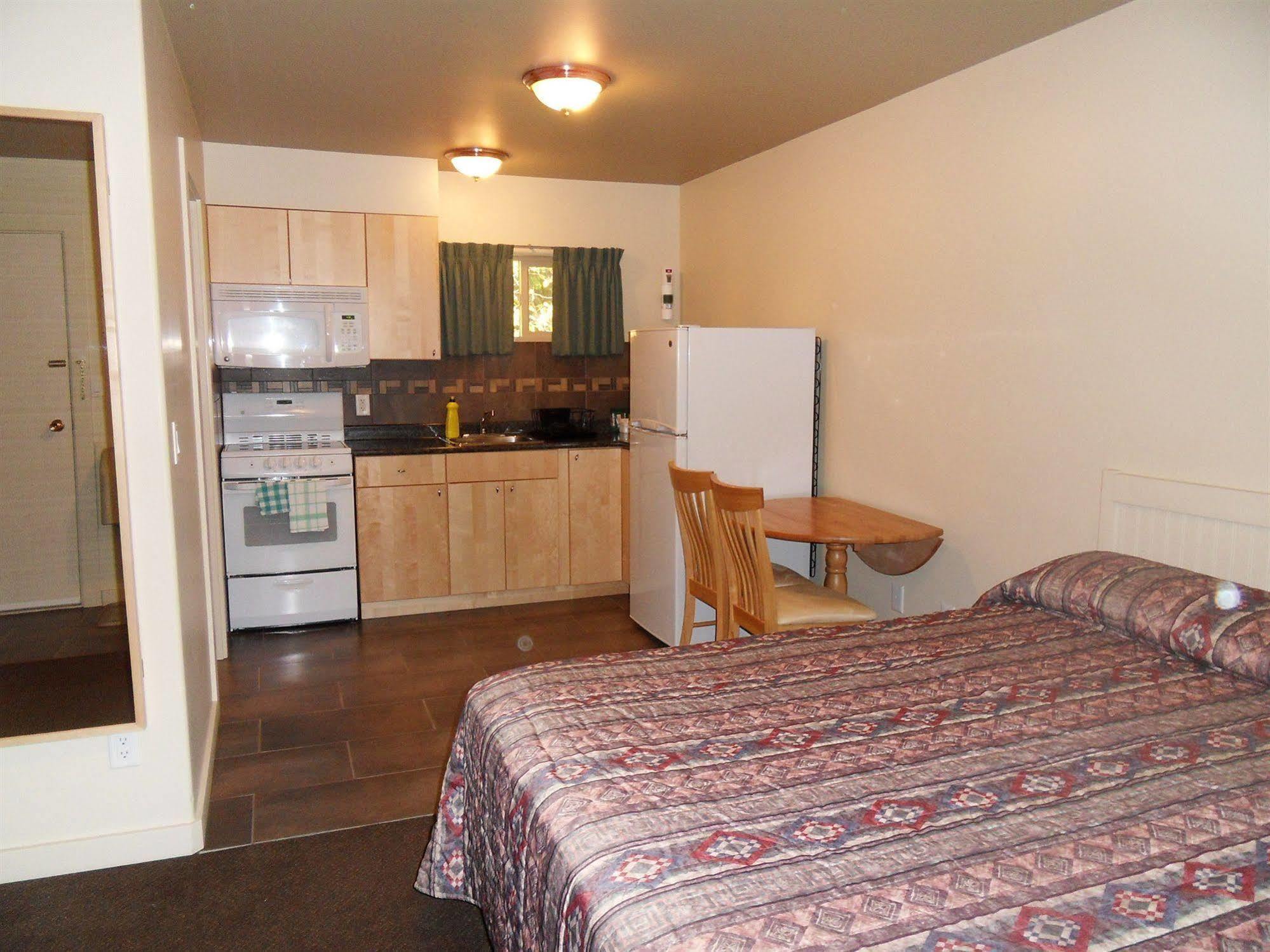 The Hitching Post Motel Pemberton Bagian luar foto