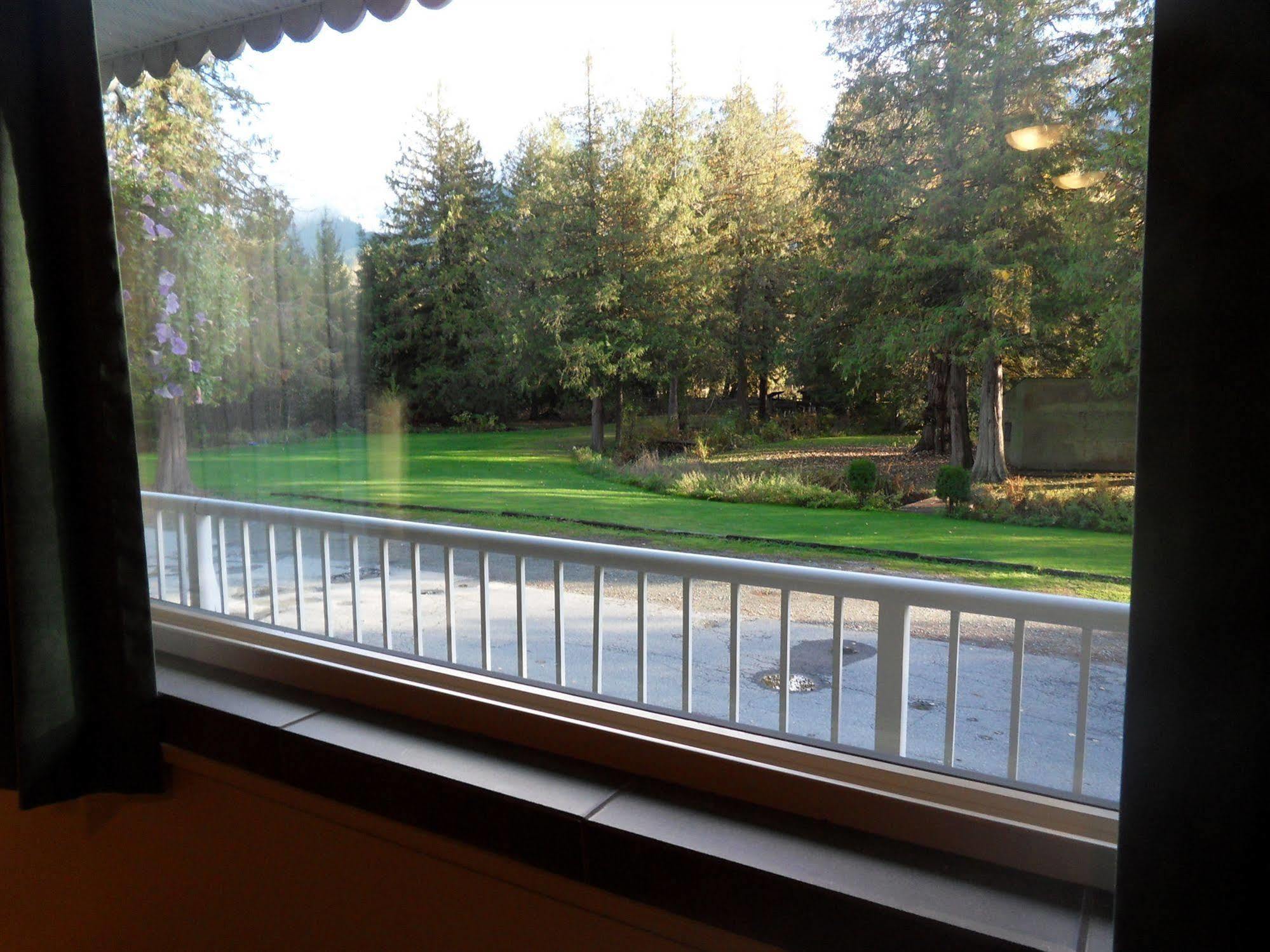 The Hitching Post Motel Pemberton Bagian luar foto